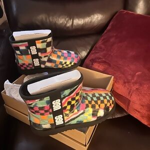 Ugg mini big kids size 6 classic clear checked boot NEWT